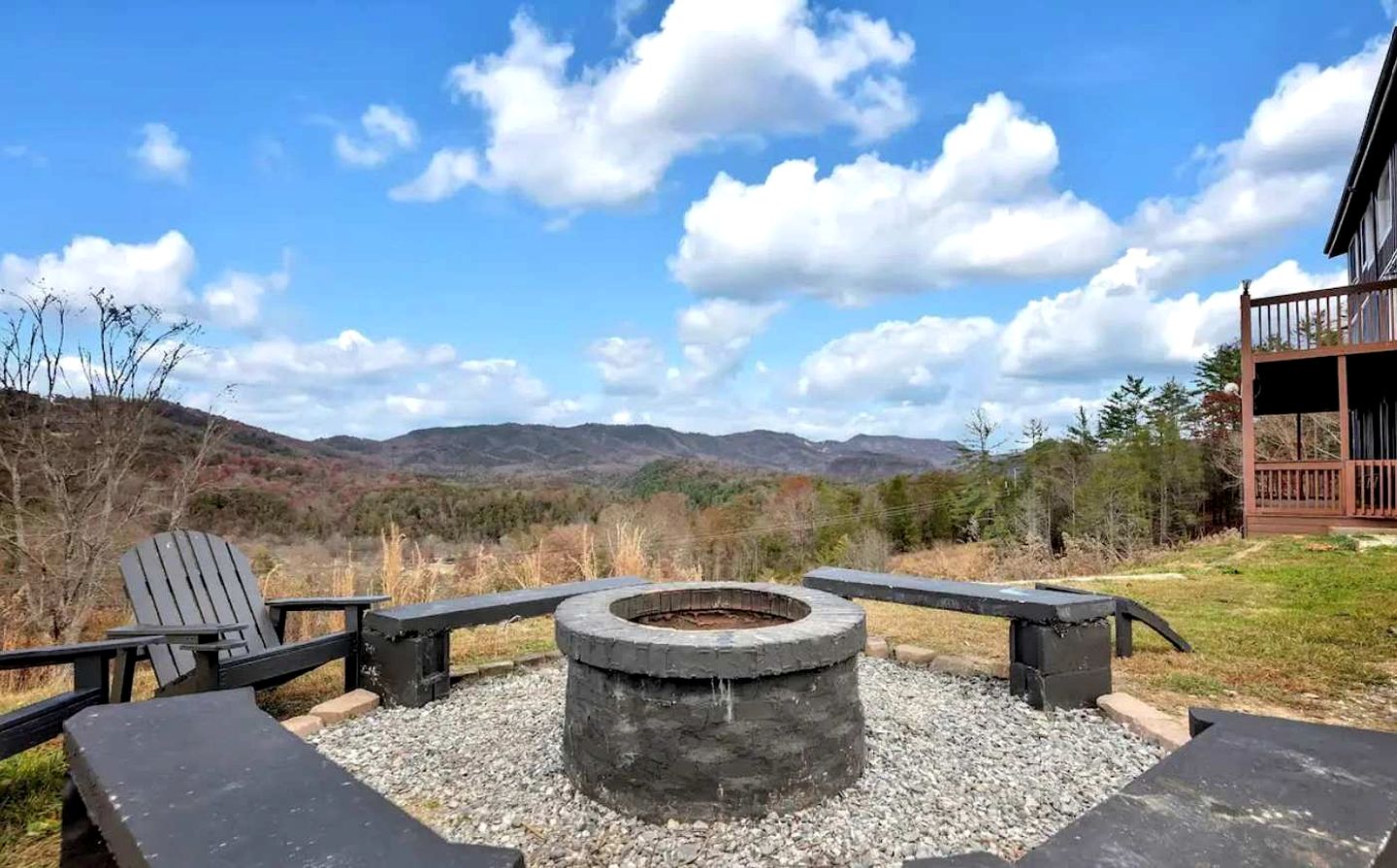 Spacious Luxury Log Cabin with Game Room & Panoramic Mountain Views near Pigeon Forge, Tennessee