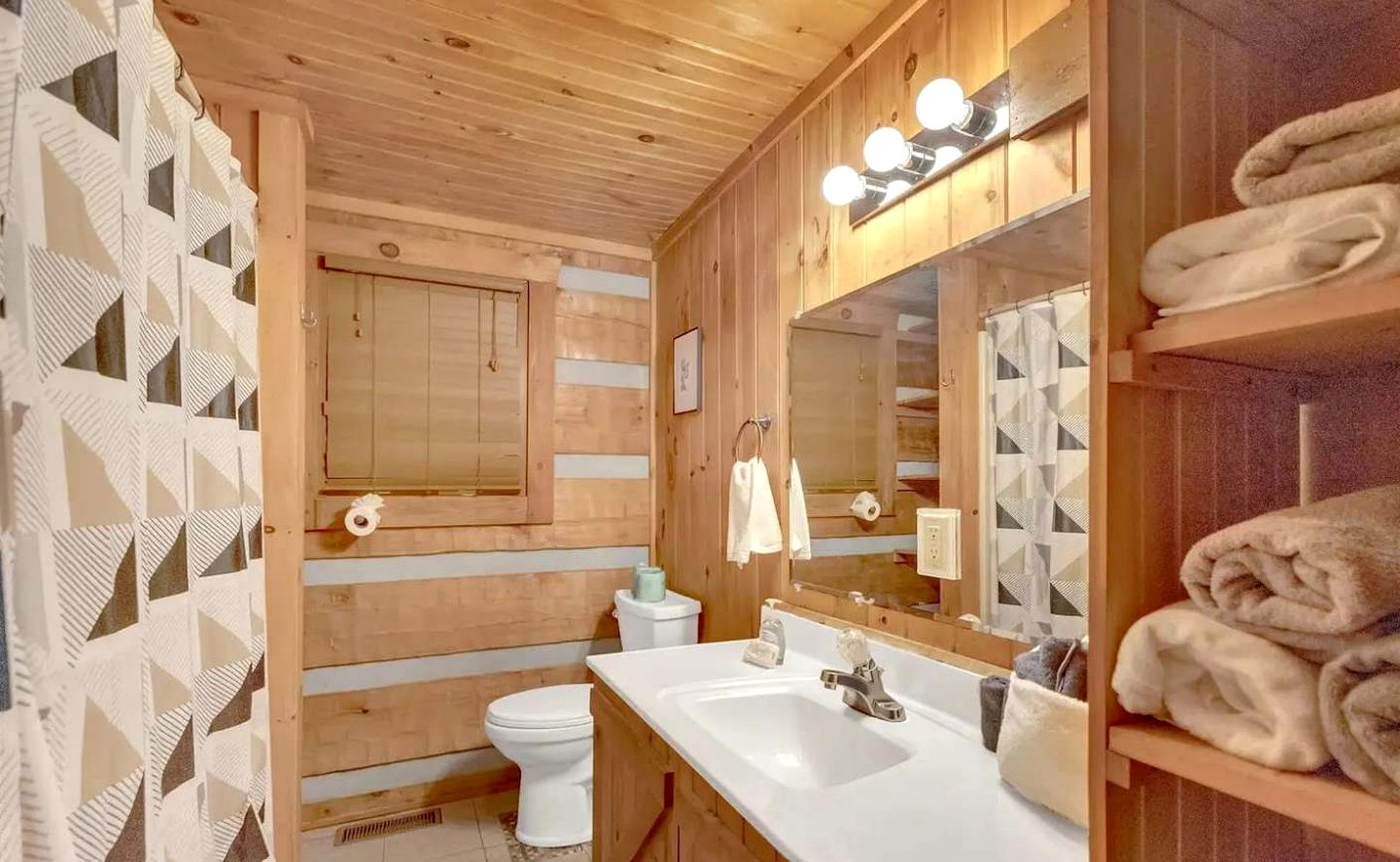 Spacious Luxury Log Cabin with Game Room & Panoramic Mountain Views near Pigeon Forge, Tennessee