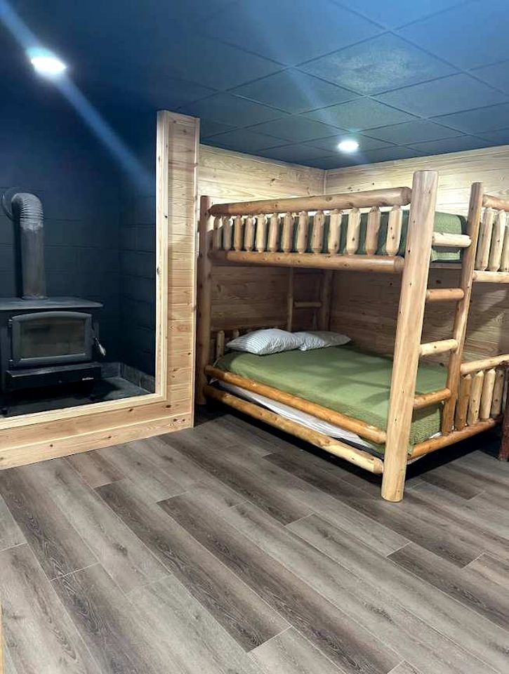 Spacious Luxury Log Cabin with Game Room & Panoramic Mountain Views near Pigeon Forge, Tennessee