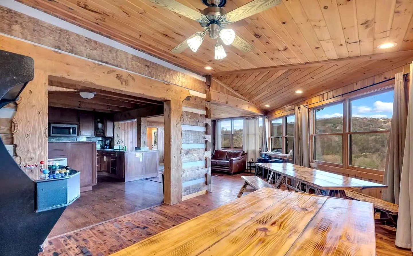 Spacious Luxury Log Cabin with Game Room & Panoramic Mountain Views near Pigeon Forge, Tennessee