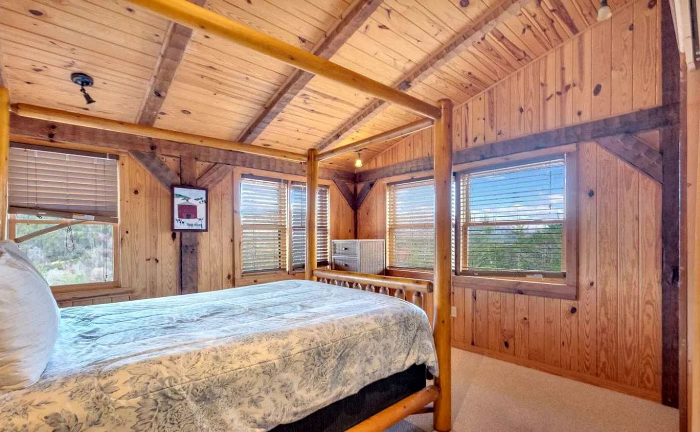 Spacious Luxury Log Cabin with Game Room & Panoramic Mountain Views near Pigeon Forge, Tennessee