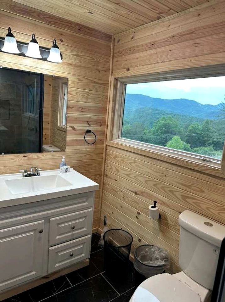 Spacious Luxury Log Cabin with Game Room & Panoramic Mountain Views near Pigeon Forge, Tennessee