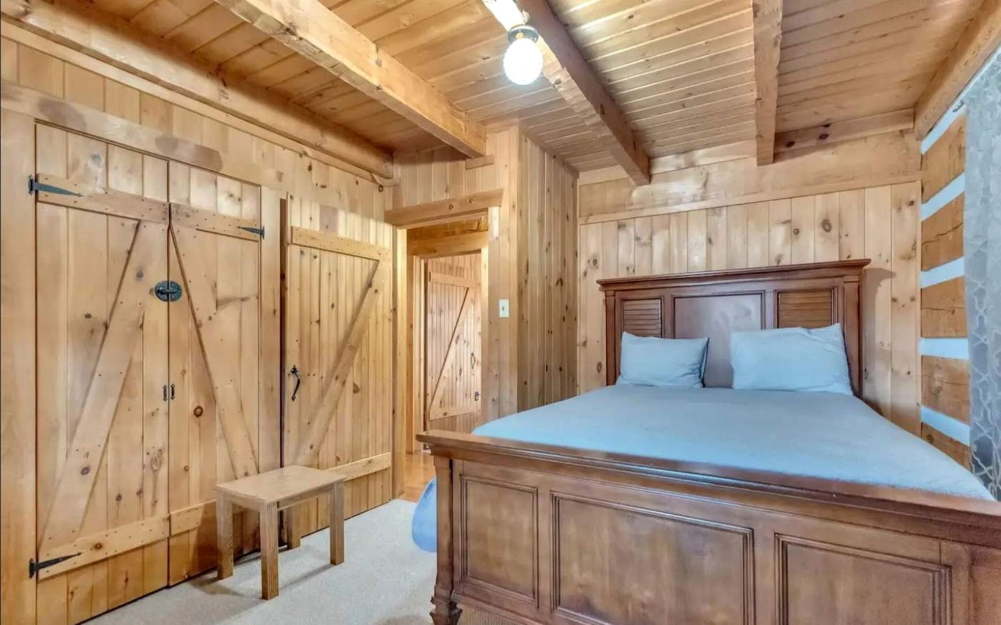 Spacious Luxury Log Cabin with Game Room & Panoramic Mountain Views near Pigeon Forge, Tennessee