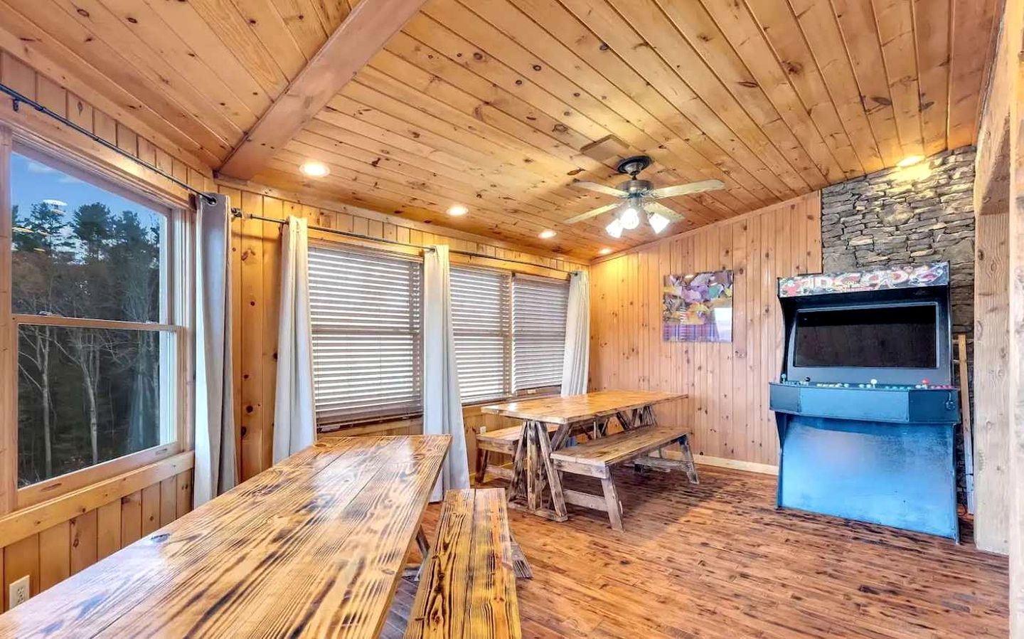 Spacious Luxury Log Cabin with Game Room & Panoramic Mountain Views near Pigeon Forge, Tennessee