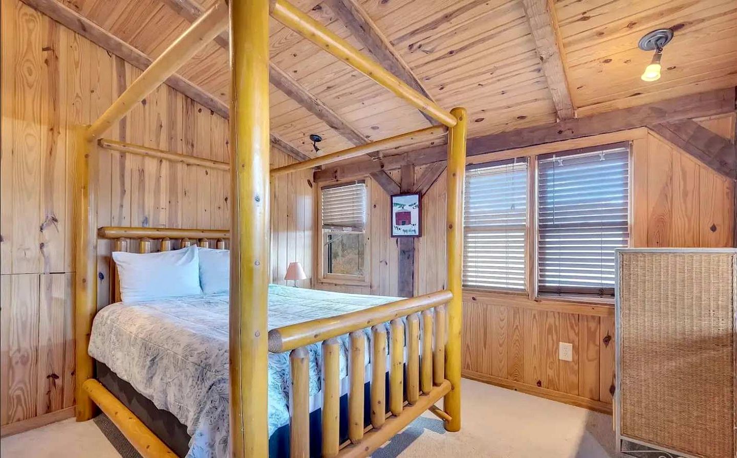 Spacious Luxury Log Cabin with Game Room & Panoramic Mountain Views near Pigeon Forge, Tennessee