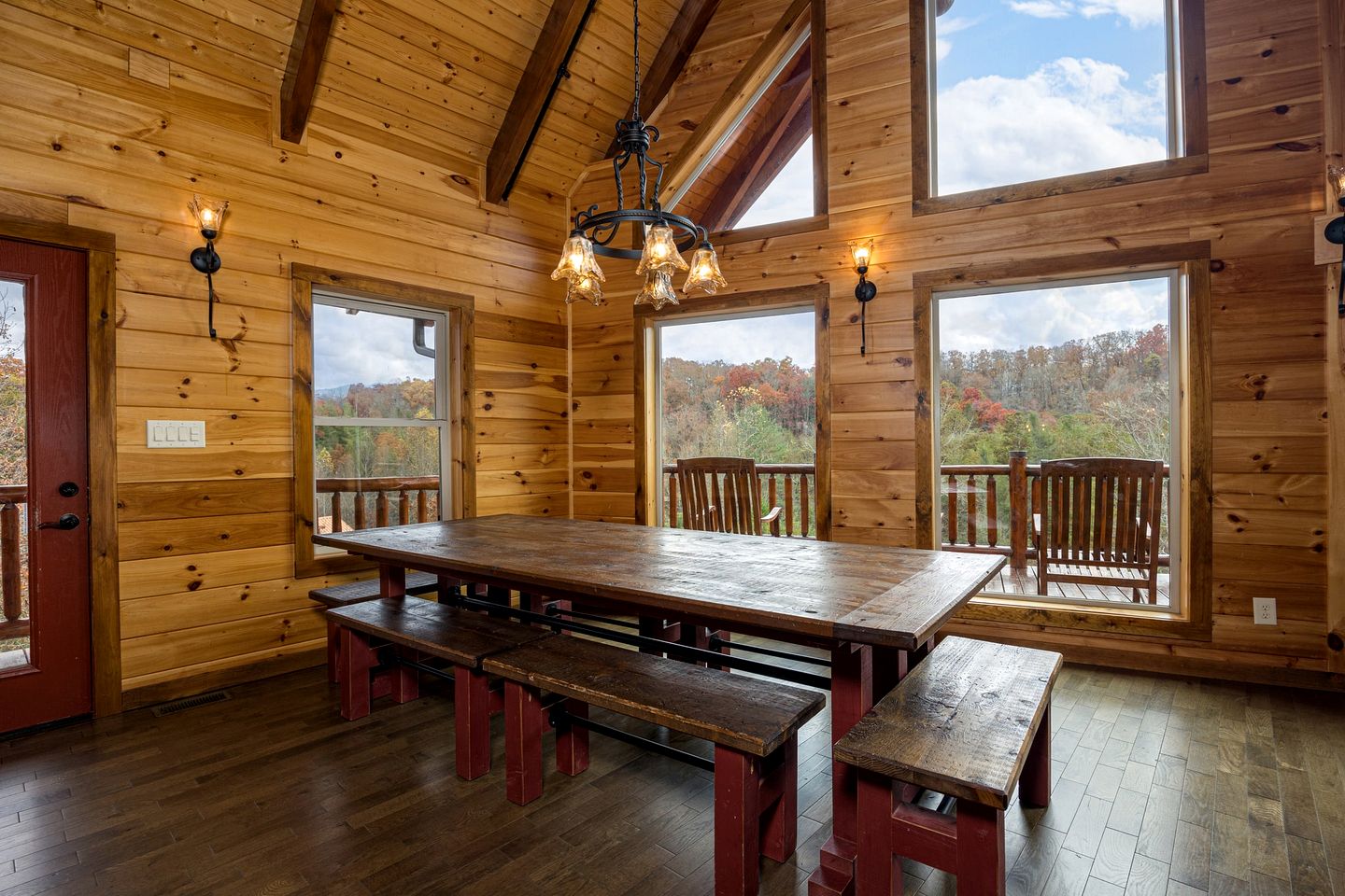 Spacious Luxury Log Cabin with Mountain Views, Hot Tub & Game Room near Gatlinburg & Pigeon Forge, Tennessee