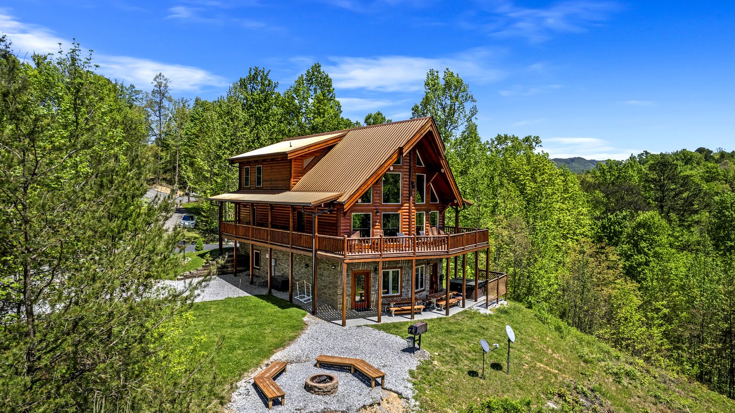 Spacious Luxury Log Cabin with Mountain Views, Hot Tub & Game Room near Gatlinburg & Pigeon Forge, Tennessee