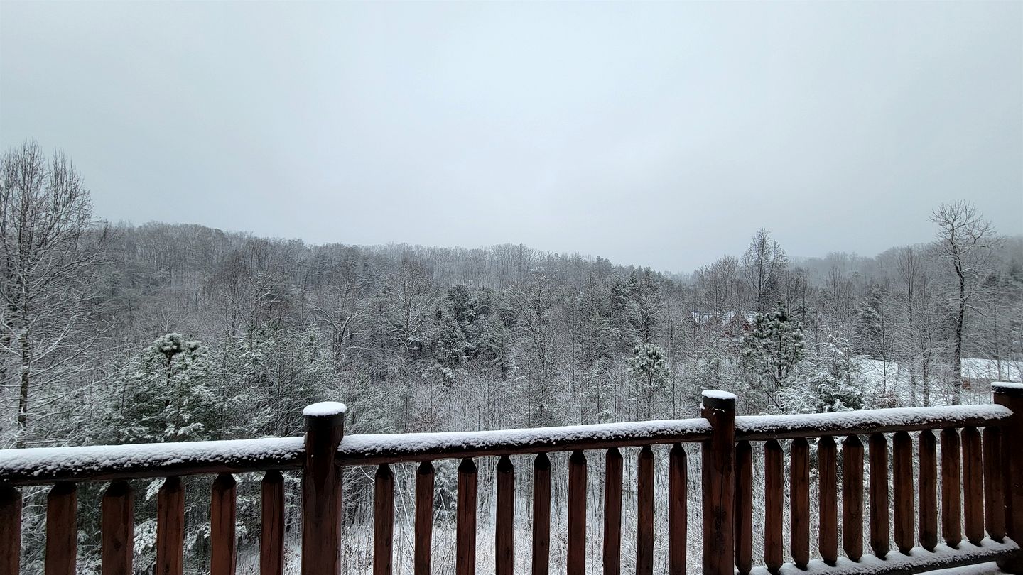 Spacious Luxury Log Cabin with Mountain Views, Hot Tub & Game Room near Gatlinburg & Pigeon Forge, Tennessee