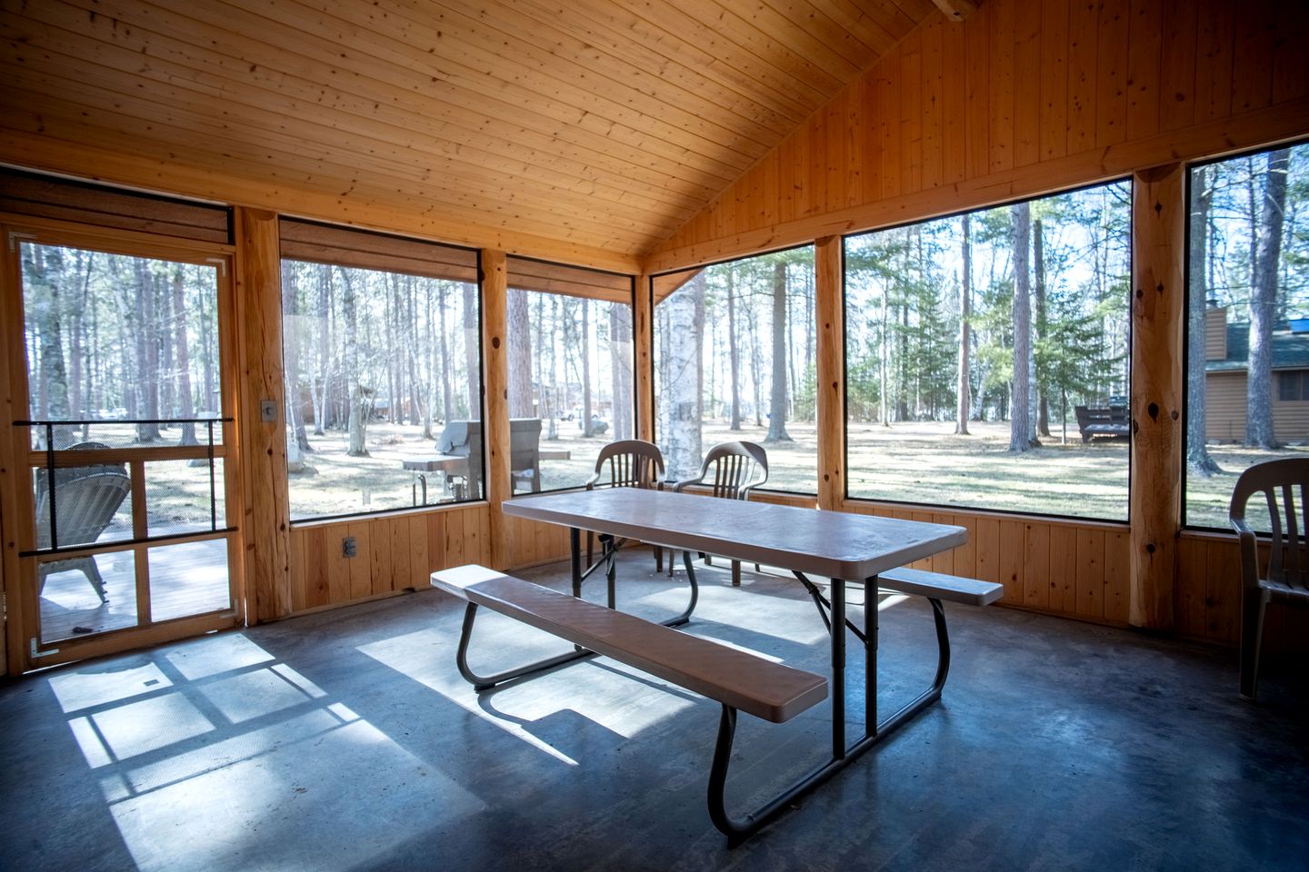 Spacious Luxury Log Cabin with Stone Fireplace & Screened Porch Near Superior National Forest, Babbitt MN