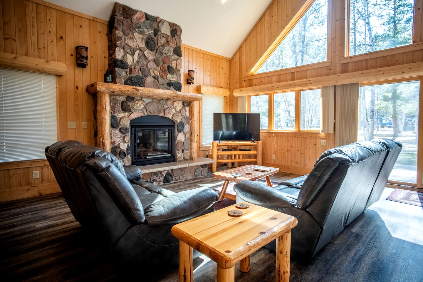 Spacious Luxury Log Cabin with Stone Fireplace & Screened Porch Near Superior National Forest, Babbitt MN