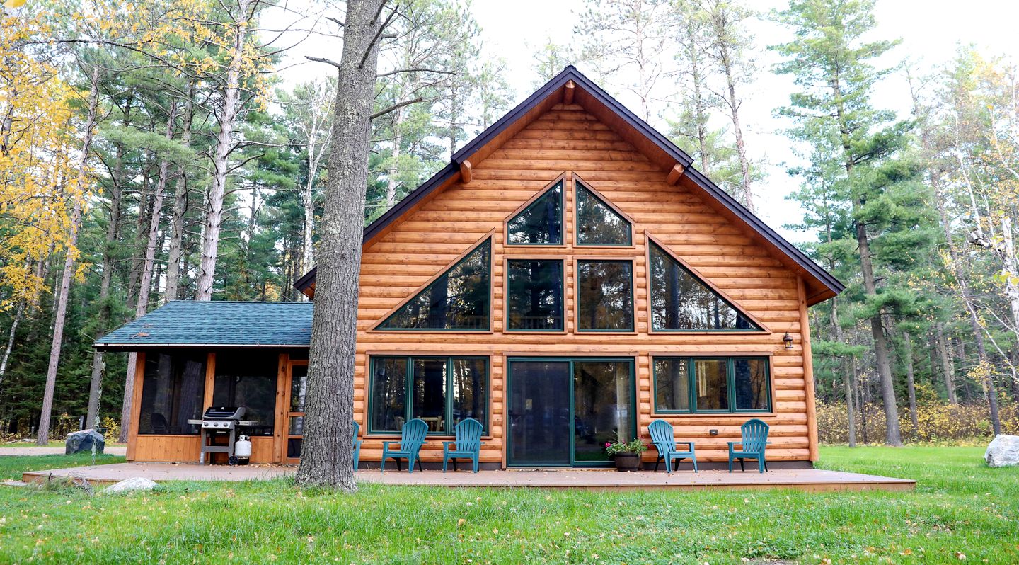 Spacious Luxury Log Cabin with Stone Fireplace & Screened Porch Near Superior National Forest, Babbitt MN