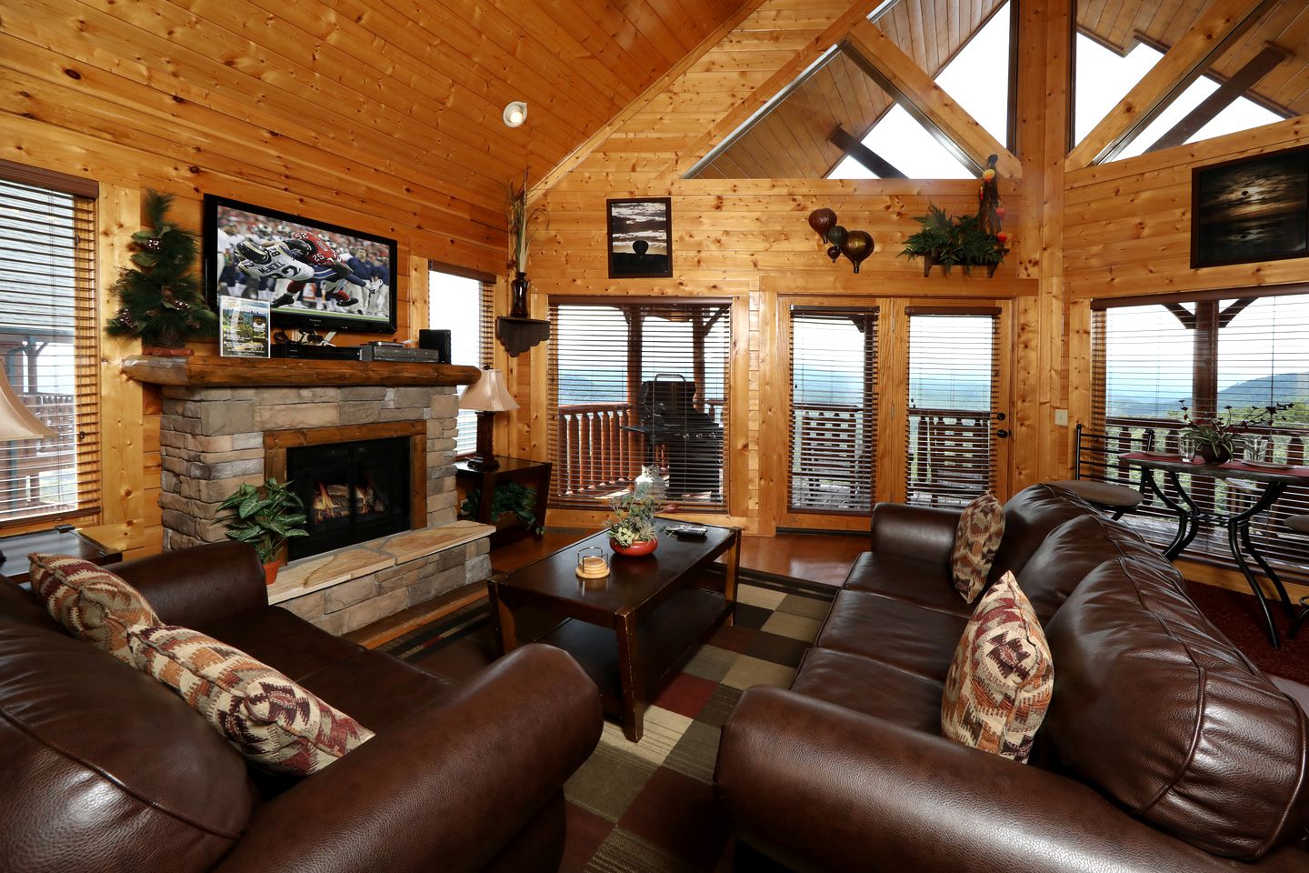 Stunning Luxury Log Cabin with Game Room and Hot-tub in Sevierville, Tennessee