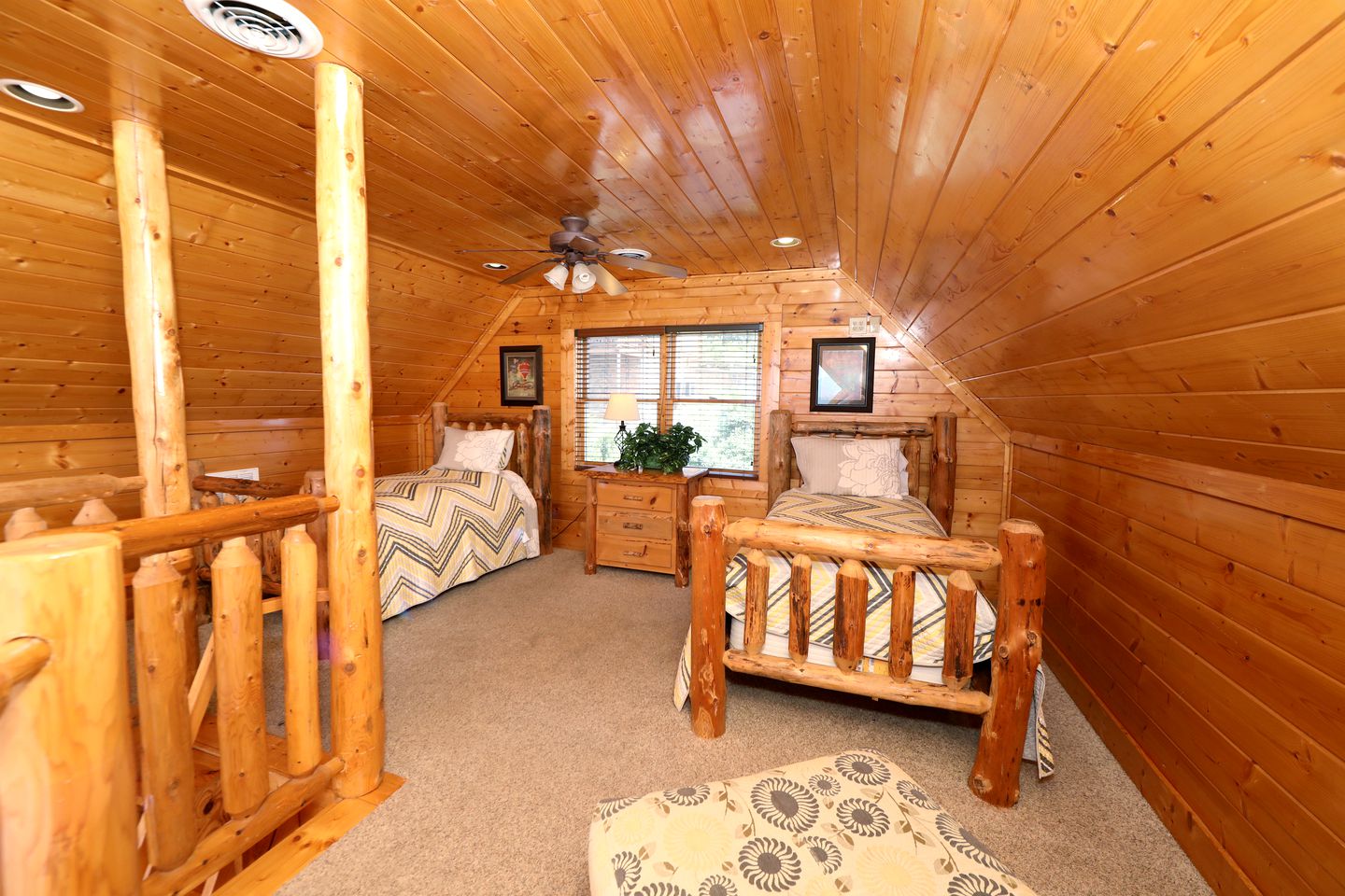 Stunning Luxury Log Cabin with Game Room and Hot-tub in Sevierville, Tennessee