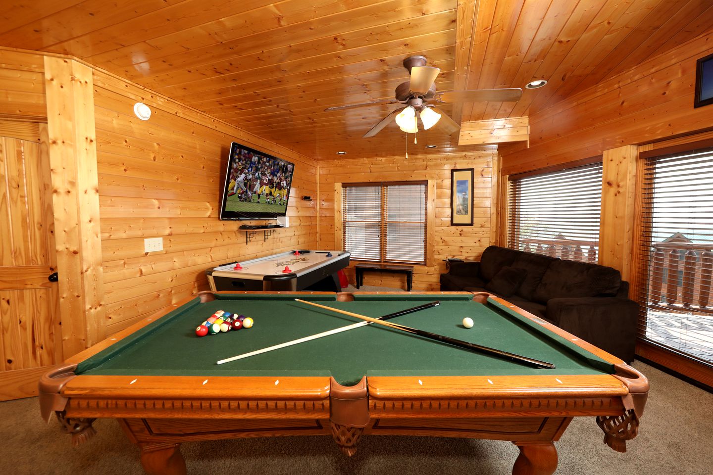 Stunning Luxury Log Cabin with Game Room and Hot-tub in Sevierville, Tennessee