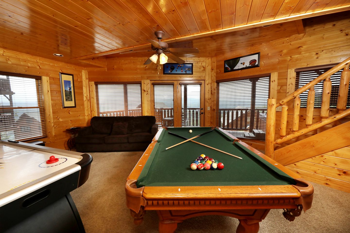 Stunning Luxury Log Cabin with Game Room and Hot-tub in Sevierville, Tennessee