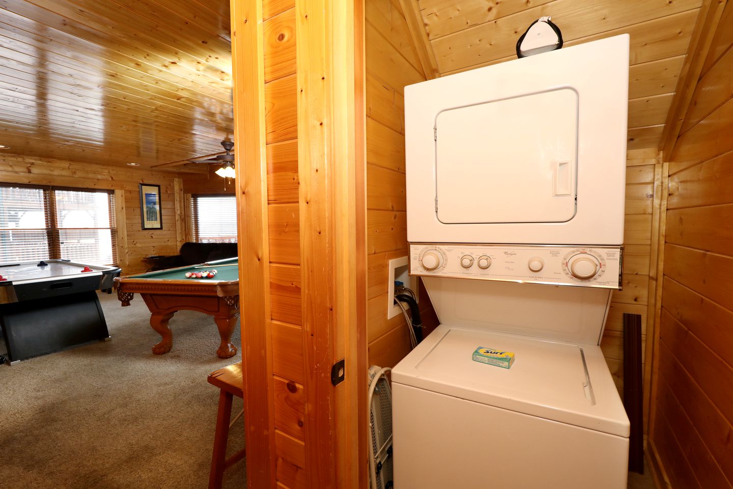 Stunning Luxury Log Cabin with Game Room and Hot-tub in Sevierville, Tennessee