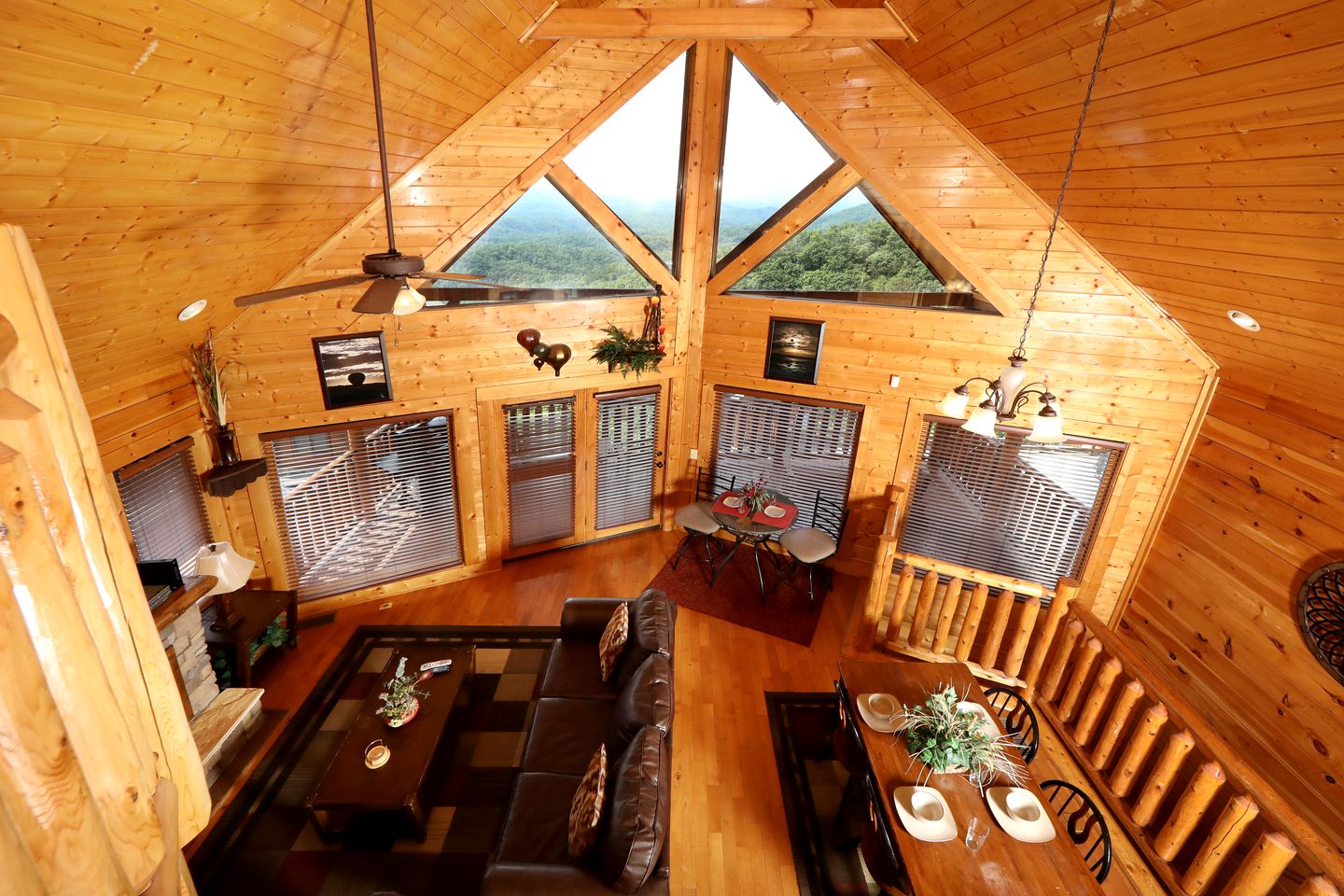 Stunning Luxury Log Cabin with Game Room and Hot-tub in Sevierville, Tennessee