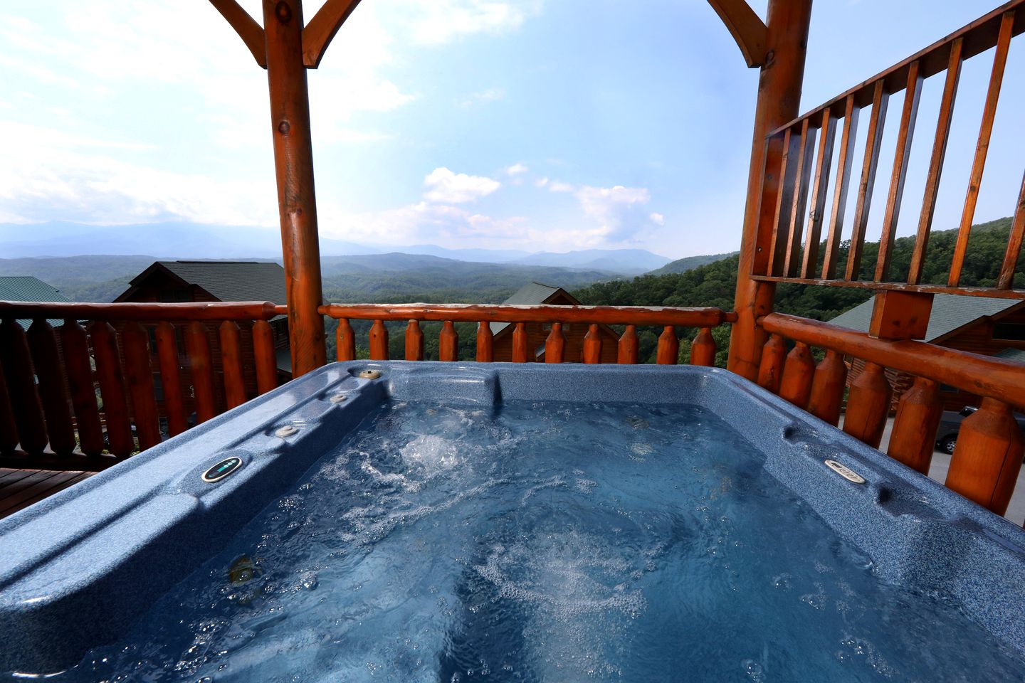 Stunning Luxury Log Cabin with Game Room and Hot-tub in Sevierville, Tennessee