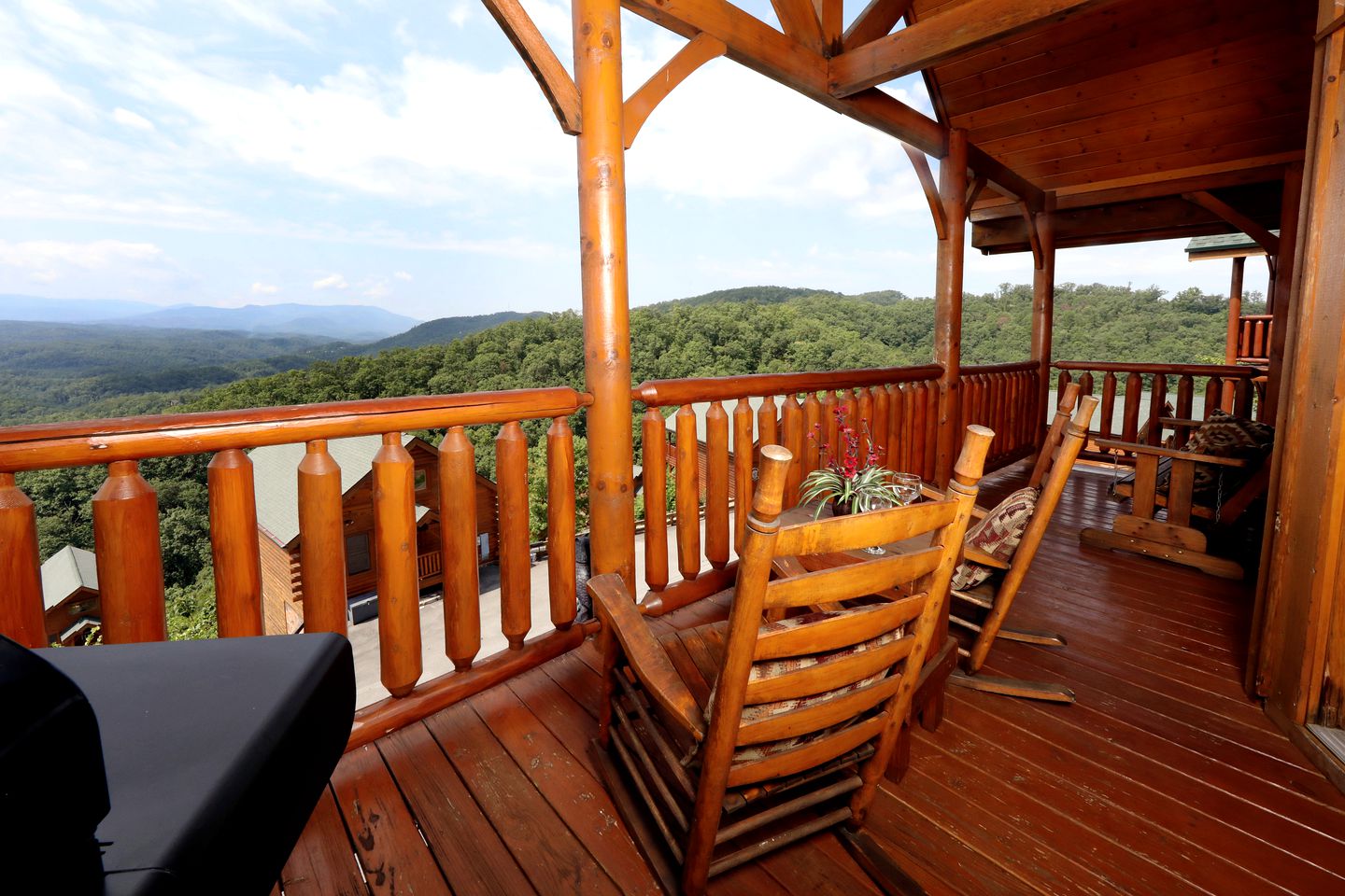 Stunning Luxury Log Cabin with Game Room and Hot-tub in Sevierville, Tennessee