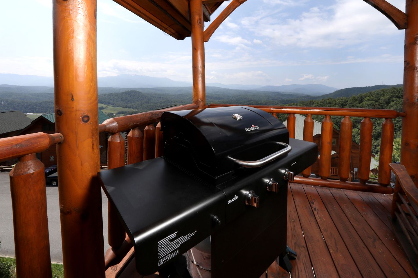Stunning Luxury Log Cabin with Game Room and Hot-tub in Sevierville, Tennessee