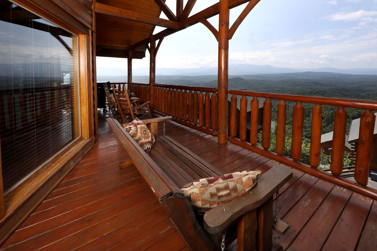 Stunning Luxury Log Cabin with Game Room and Hot-tub in Sevierville, Tennessee
