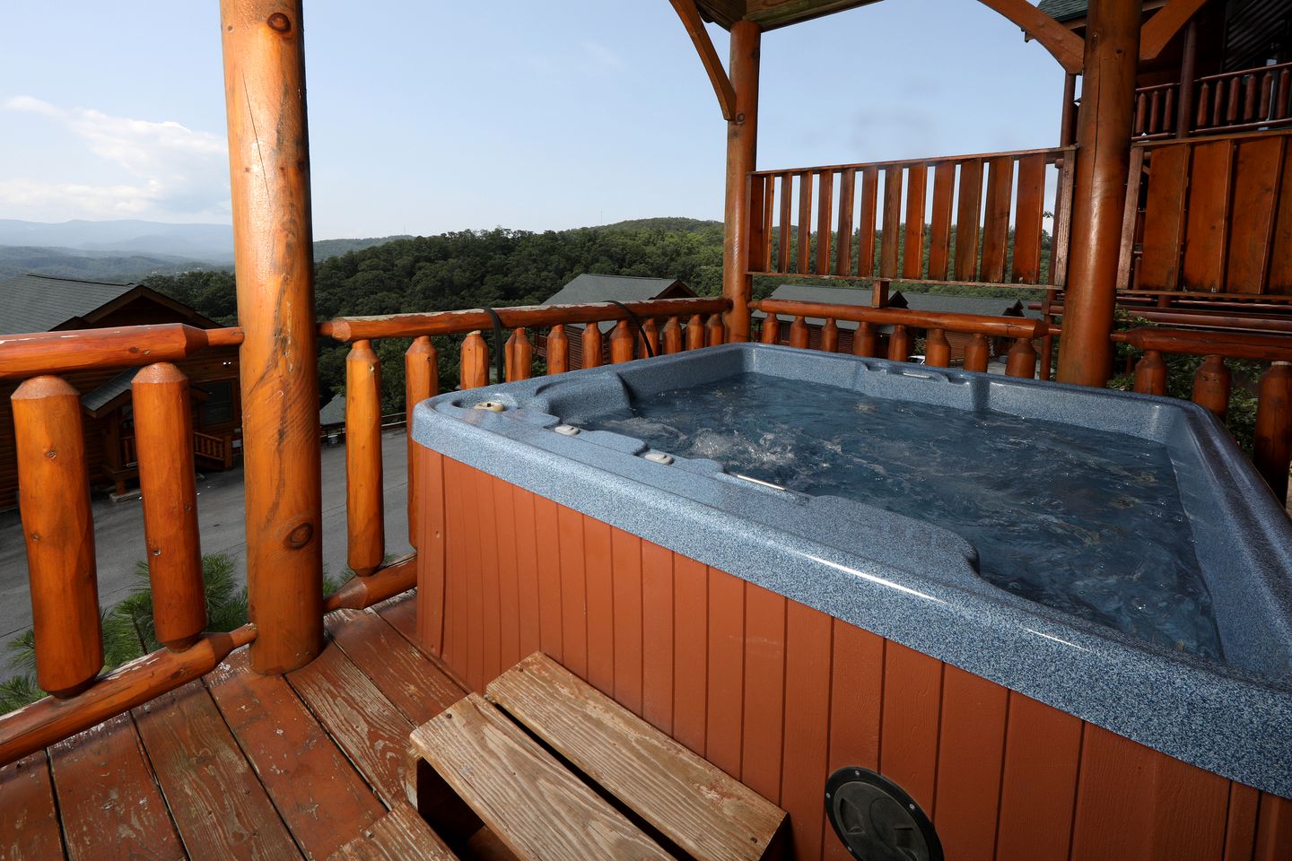 Stunning Luxury Log Cabin with Game Room and Hot-tub in Sevierville, Tennessee