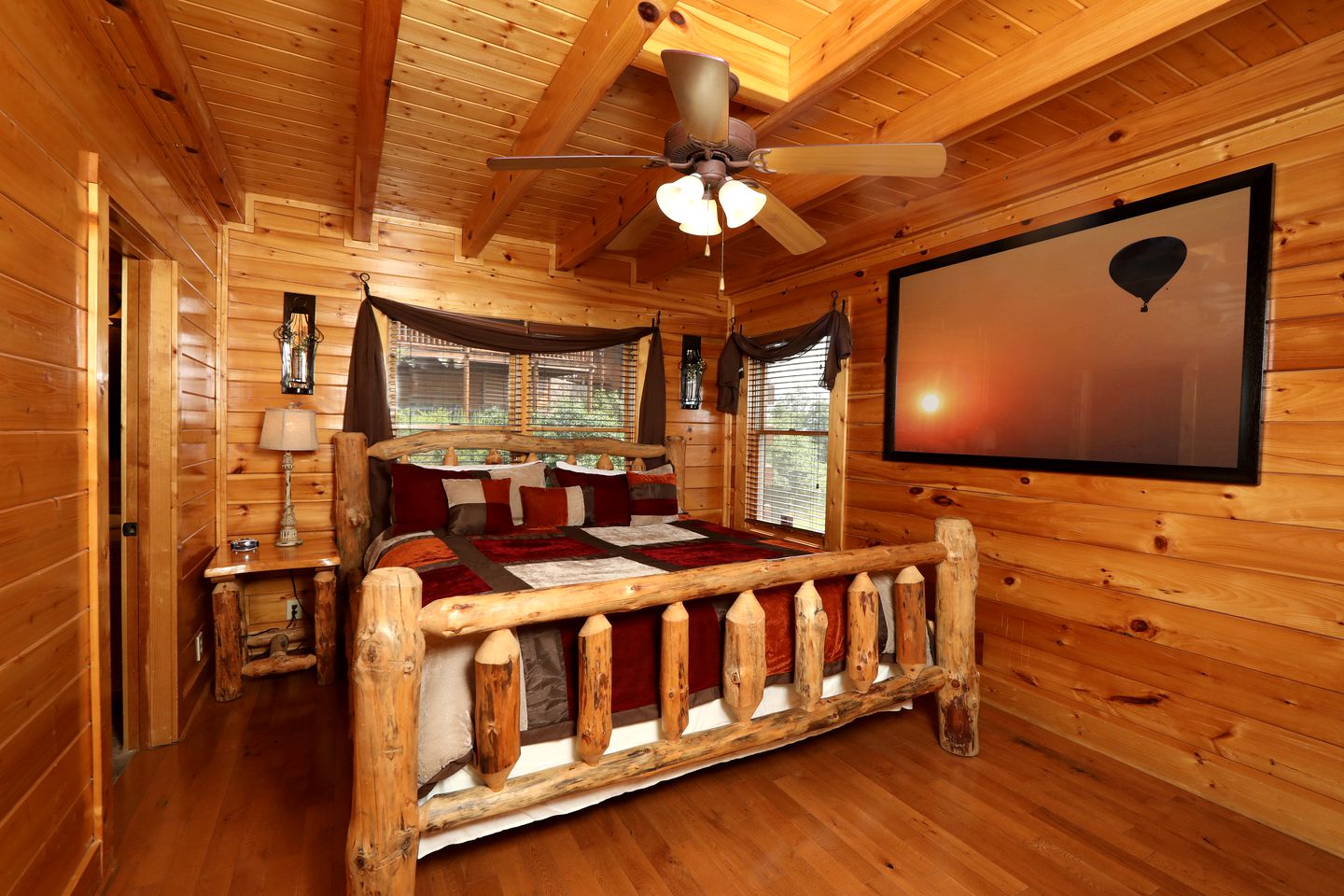 Stunning Luxury Log Cabin with Game Room and Hot-tub in Sevierville, Tennessee