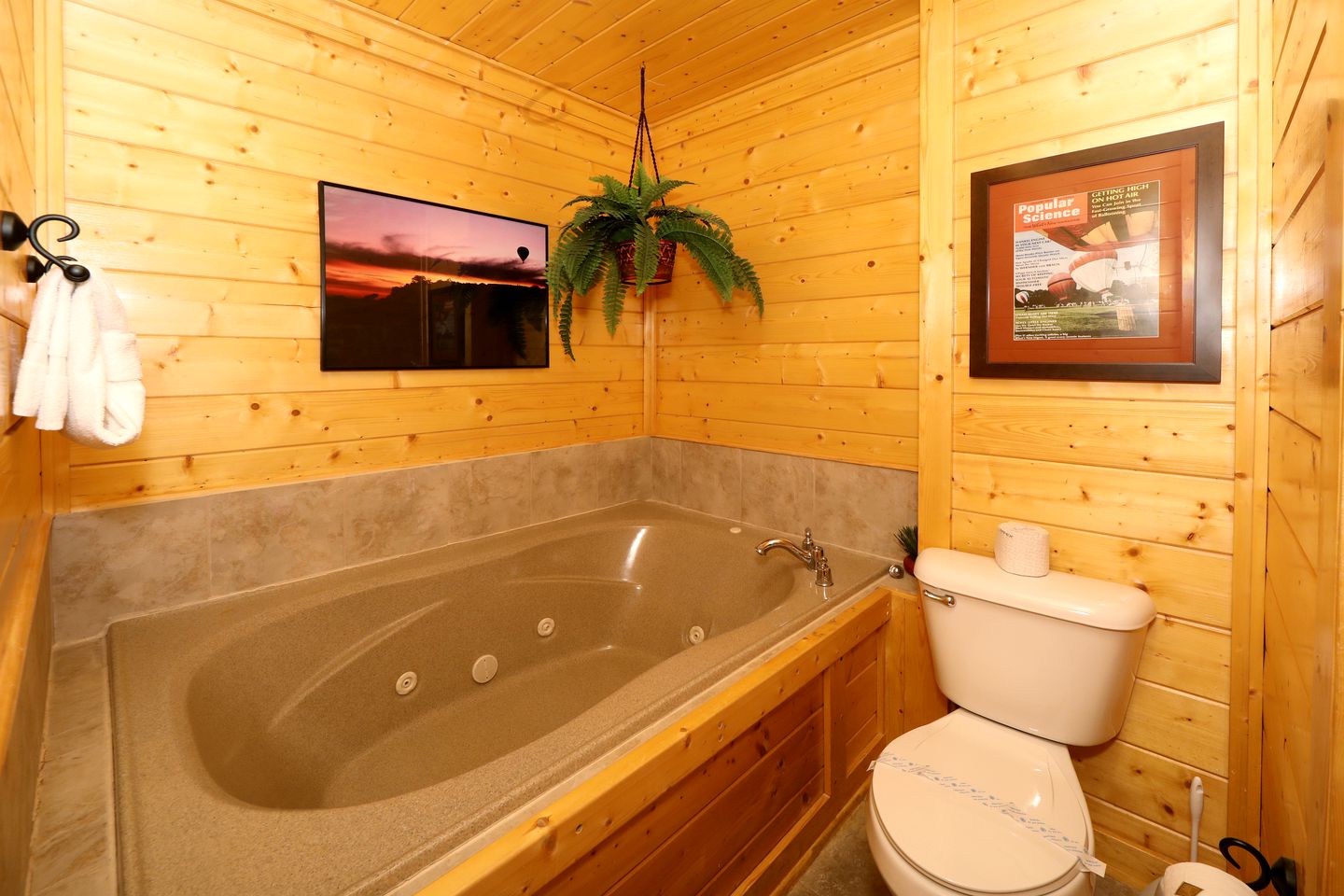 Stunning Luxury Log Cabin with Game Room and Hot-tub in Sevierville, Tennessee
