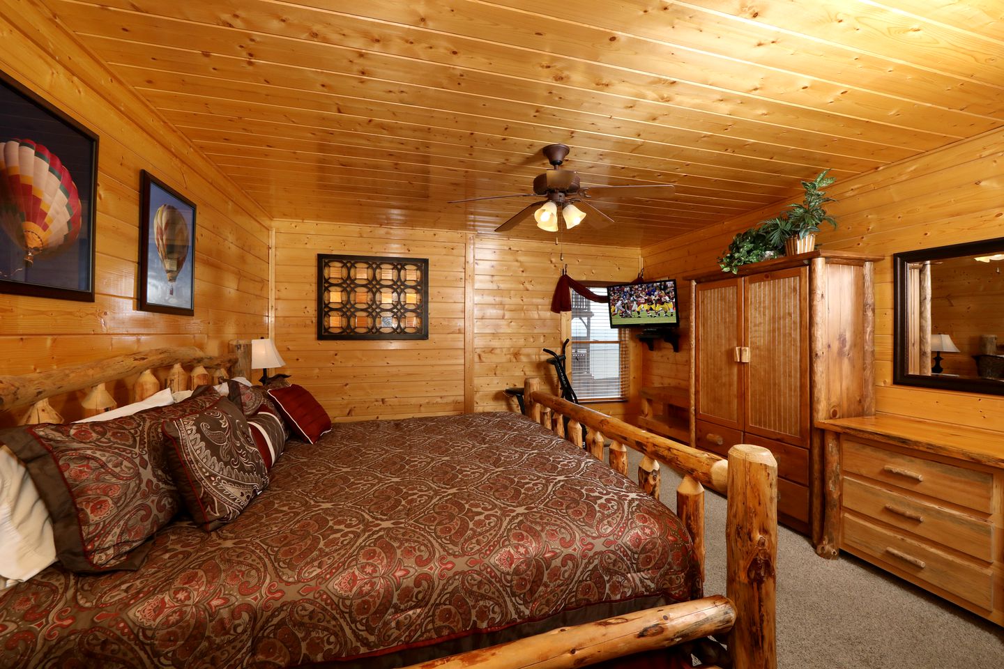 Stunning Luxury Log Cabin with Game Room and Hot-tub in Sevierville, Tennessee