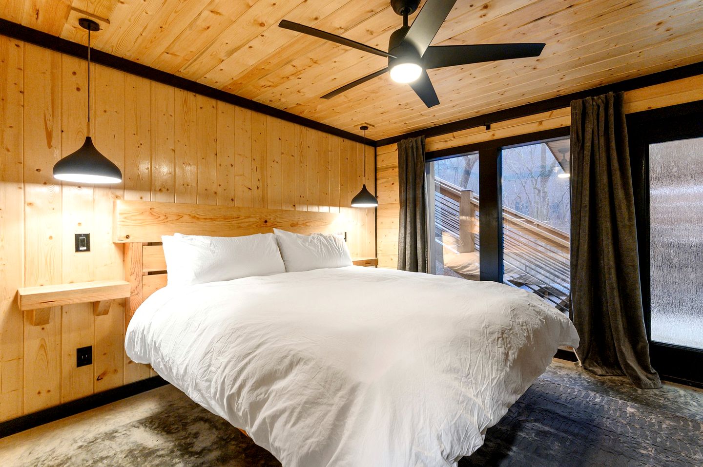 Spacious Modern Cabin with Basketball Court and Sauna in Broken Bow, Oklahoma