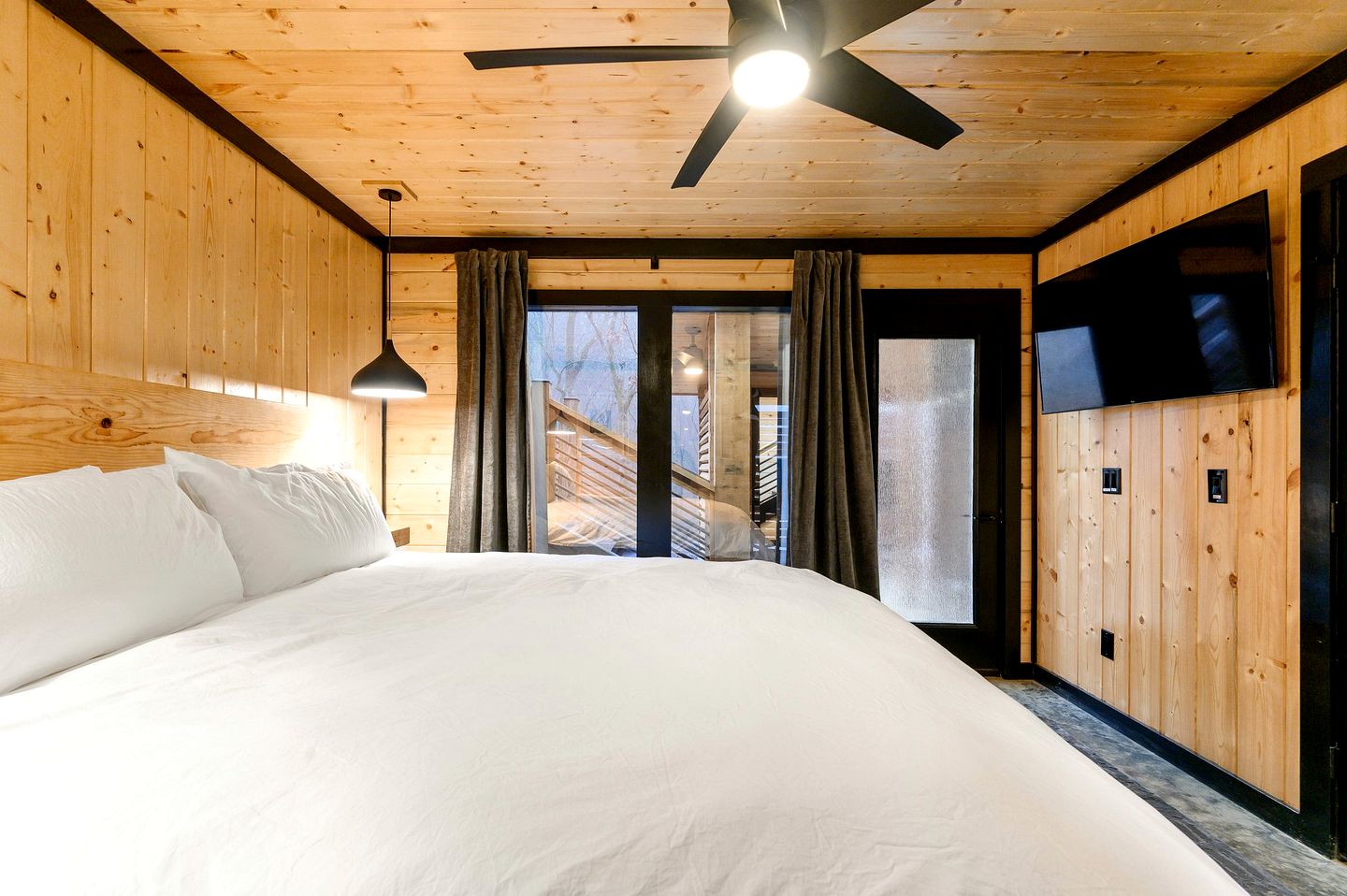 Spacious Modern Cabin with Basketball Court and Sauna in Broken Bow, Oklahoma