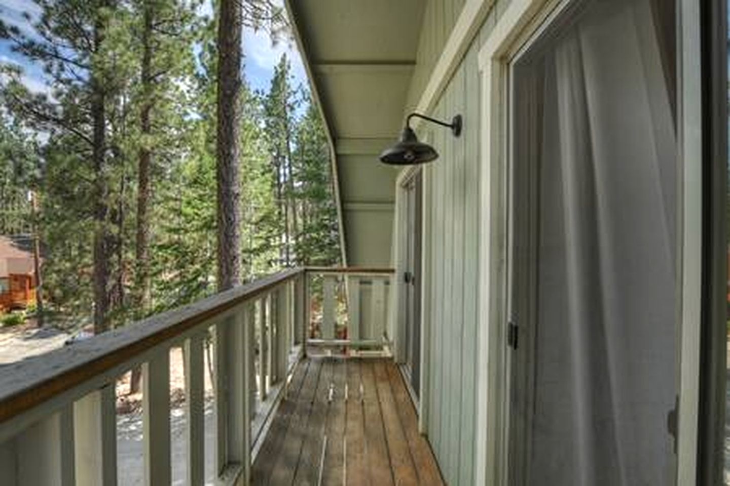 Spacious Modern Cabin Near Big Bear Lake in California
