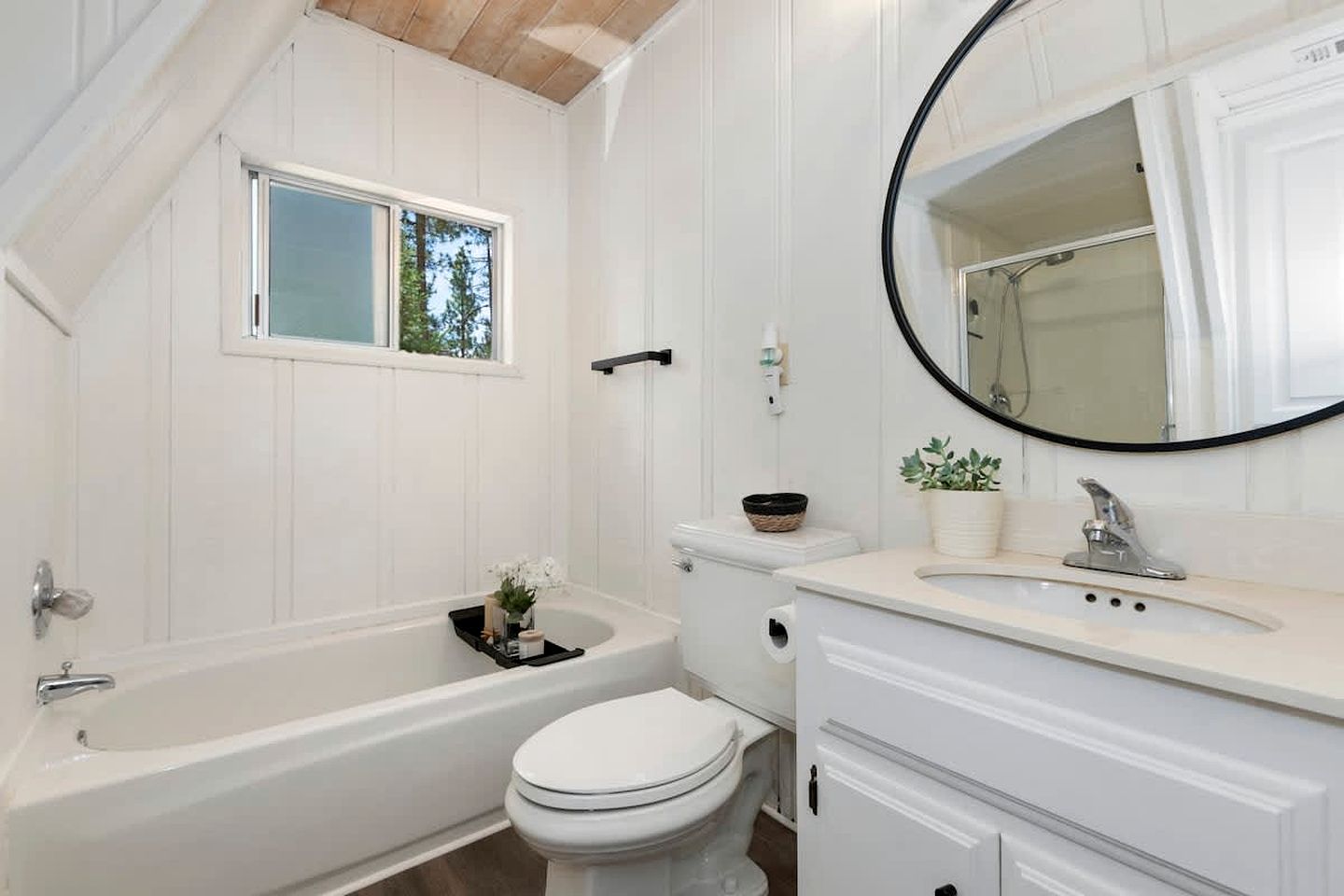 Spacious Modern Cabin Near Big Bear Lake in California