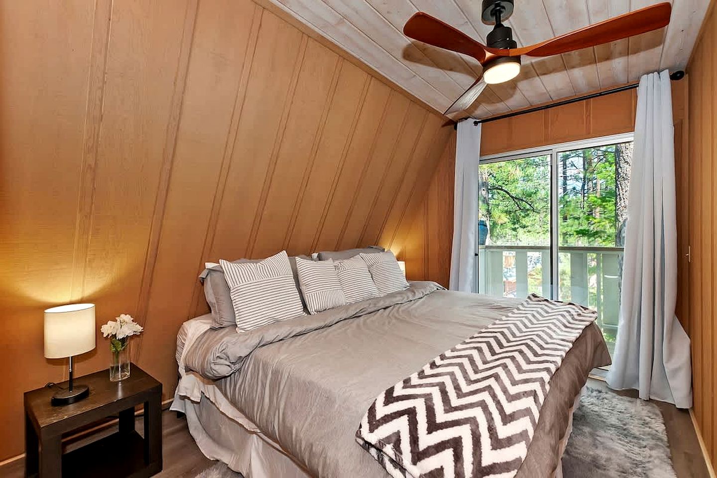 Spacious Modern Cabin Near Big Bear Lake in California