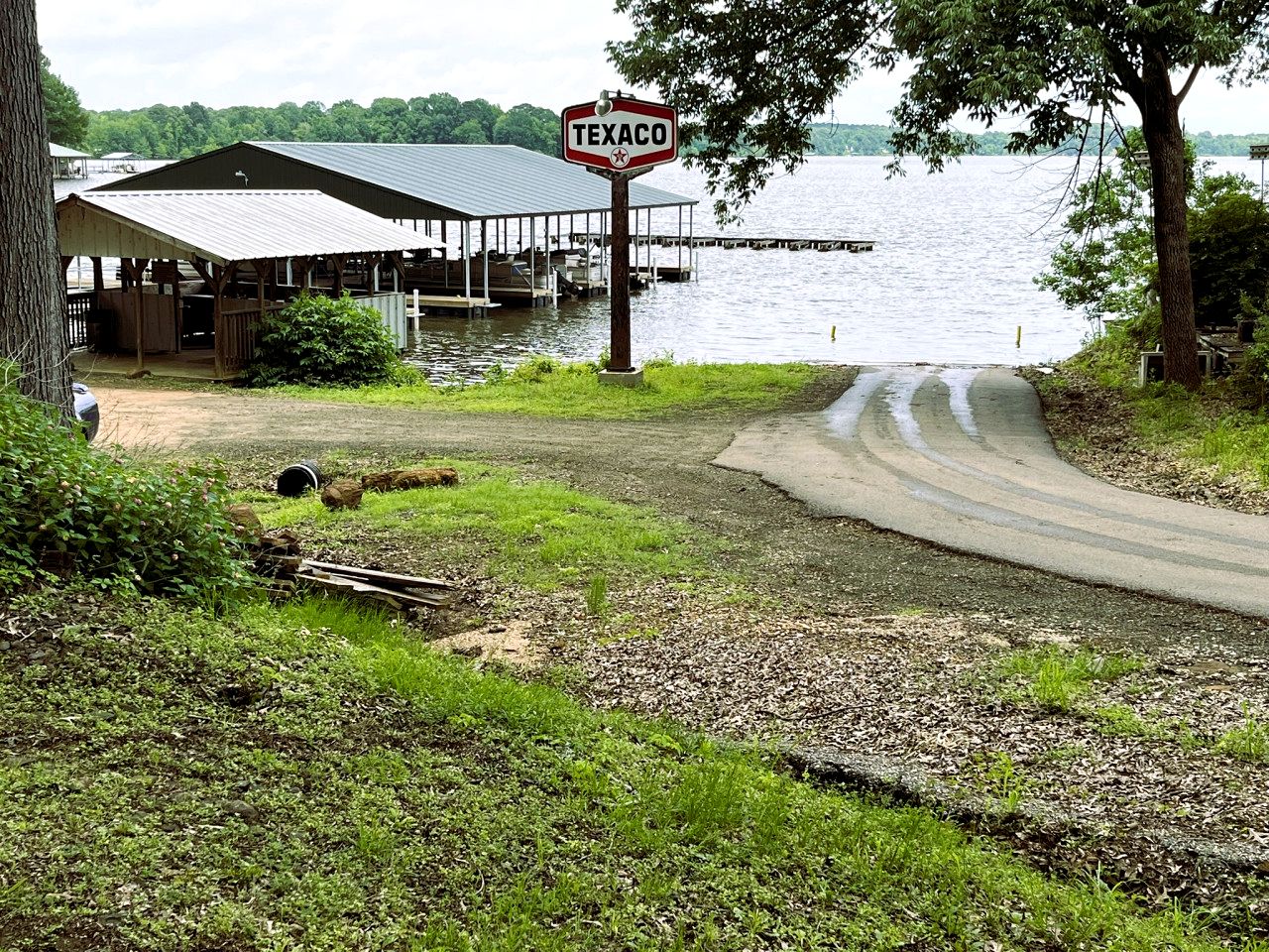 Spacious Modern Cabin on Toledo Bend Lake with Gorgeous Deck and Patio for an Amazing Family Getaway in Hemphill, Texas
