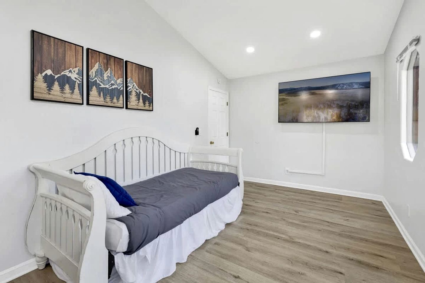 Spacious Mountain Cabin with Hot Tub, Sauna & Play Area Near Big Bear Lake, California