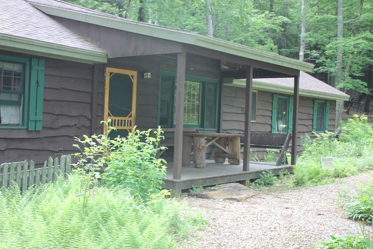 Cabins (Pittsfield, New Hampshire, United States)