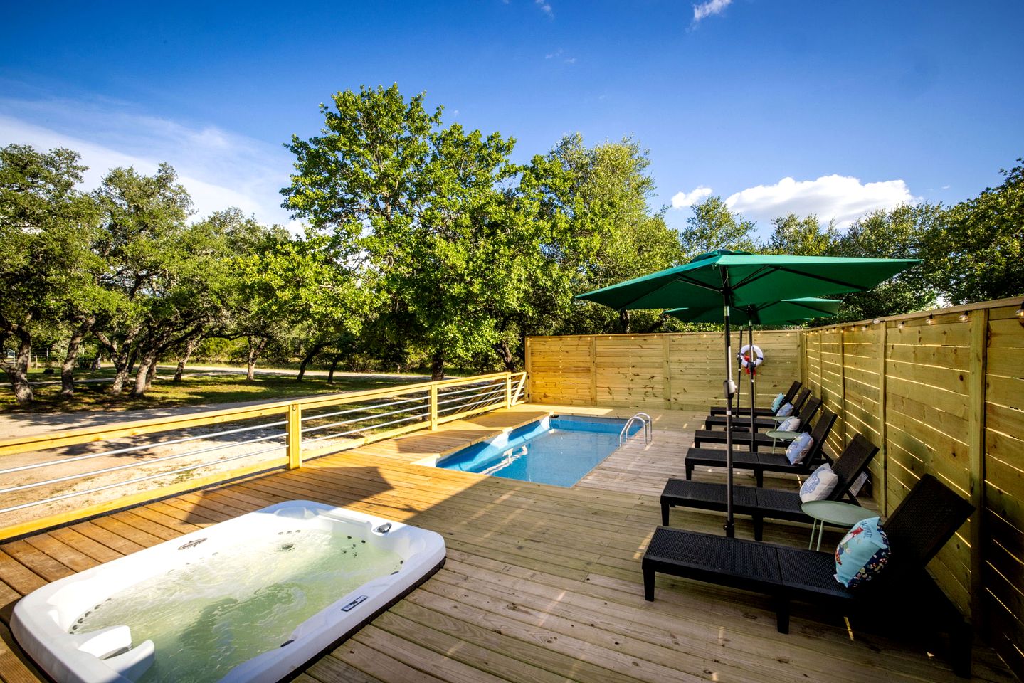 Spacious and Pet Friendly Log Cabin for Sixteen Guests in Fredericksburg, Texas
