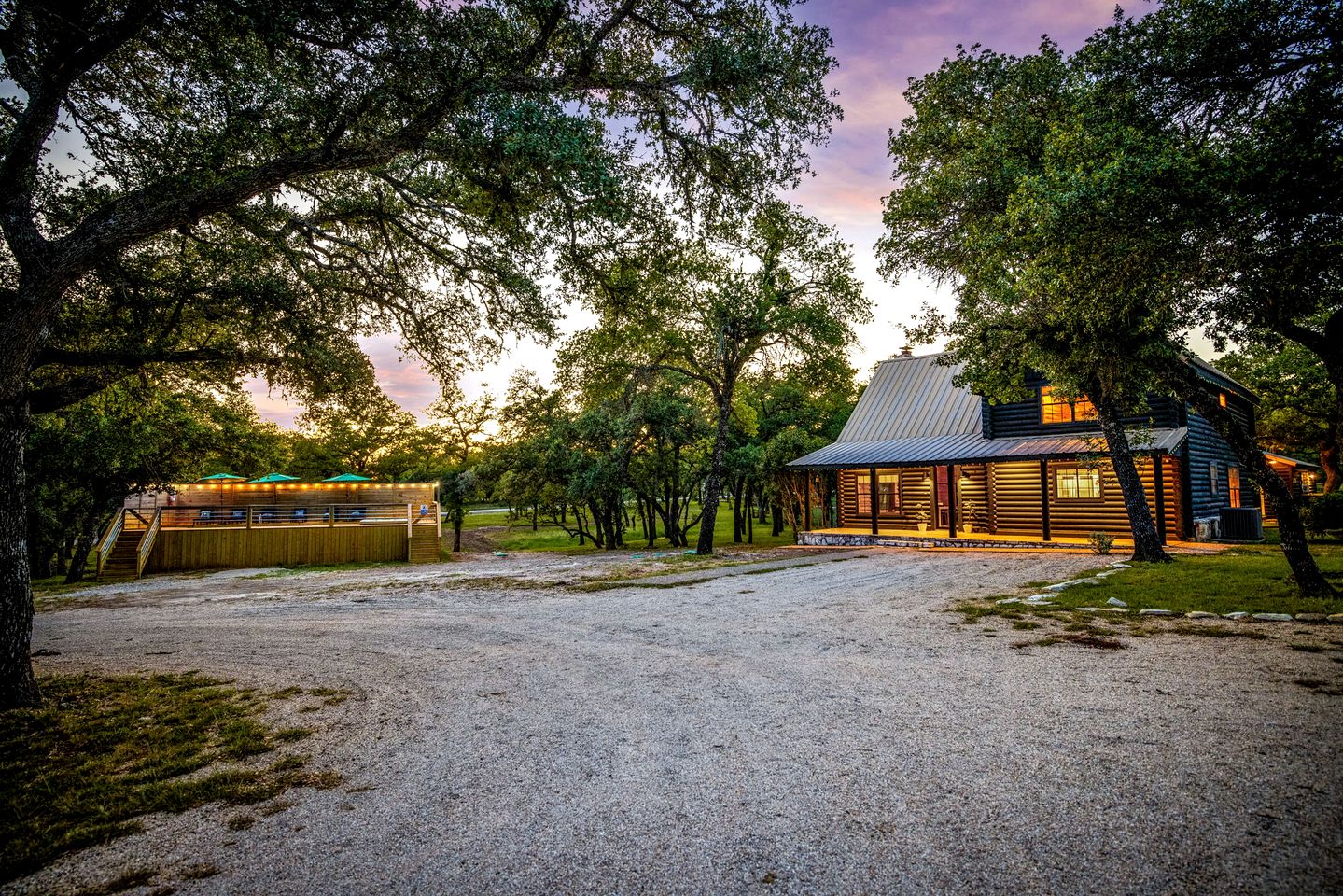 Spacious and Pet Friendly Log Cabin for Sixteen Guests in Fredericksburg, Texas