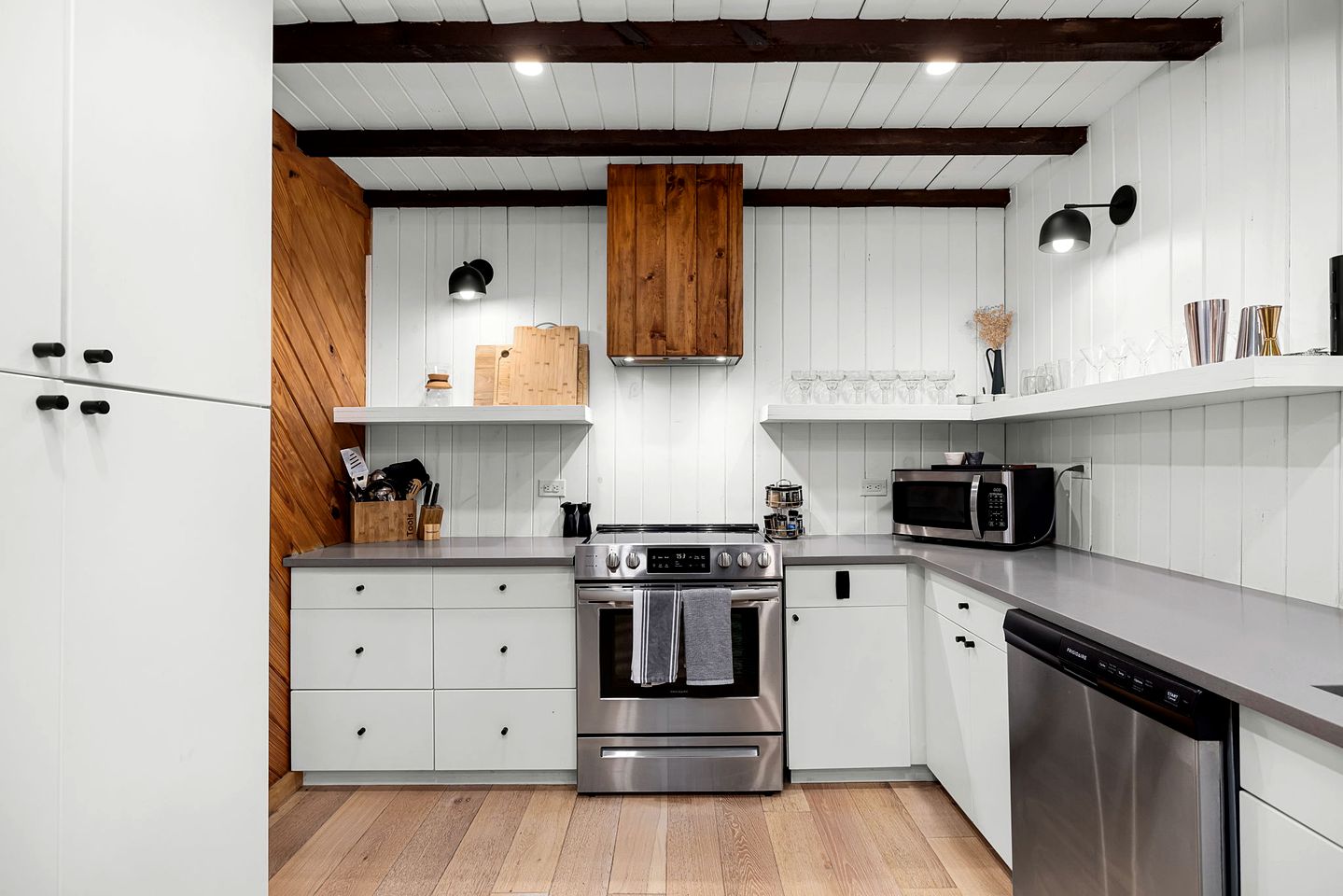 Spacious and Pet Friendly Log Cabin for Sixteen Guests in Fredericksburg, Texas