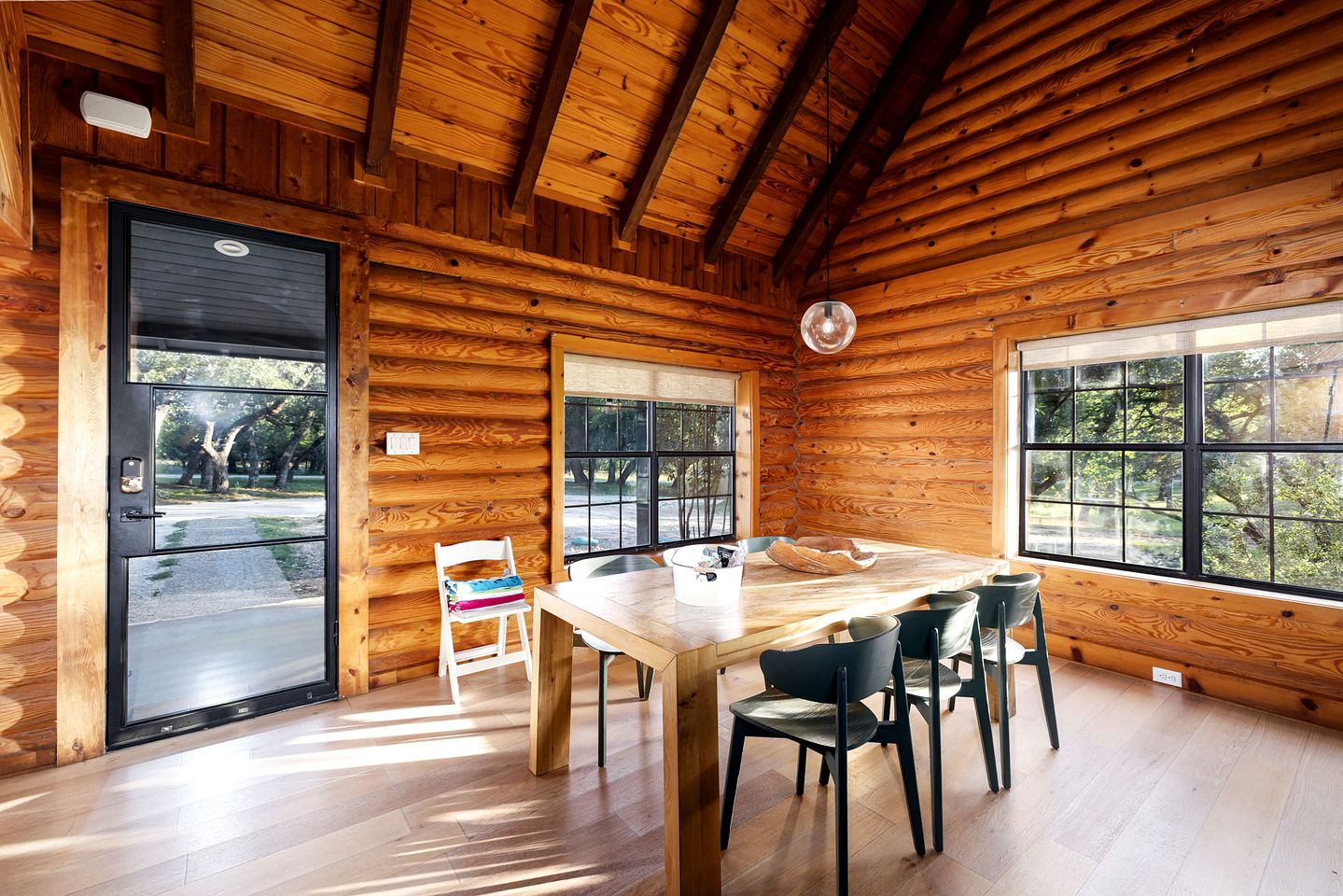 Spacious and Pet Friendly Log Cabin for Sixteen Guests in Fredericksburg, Texas