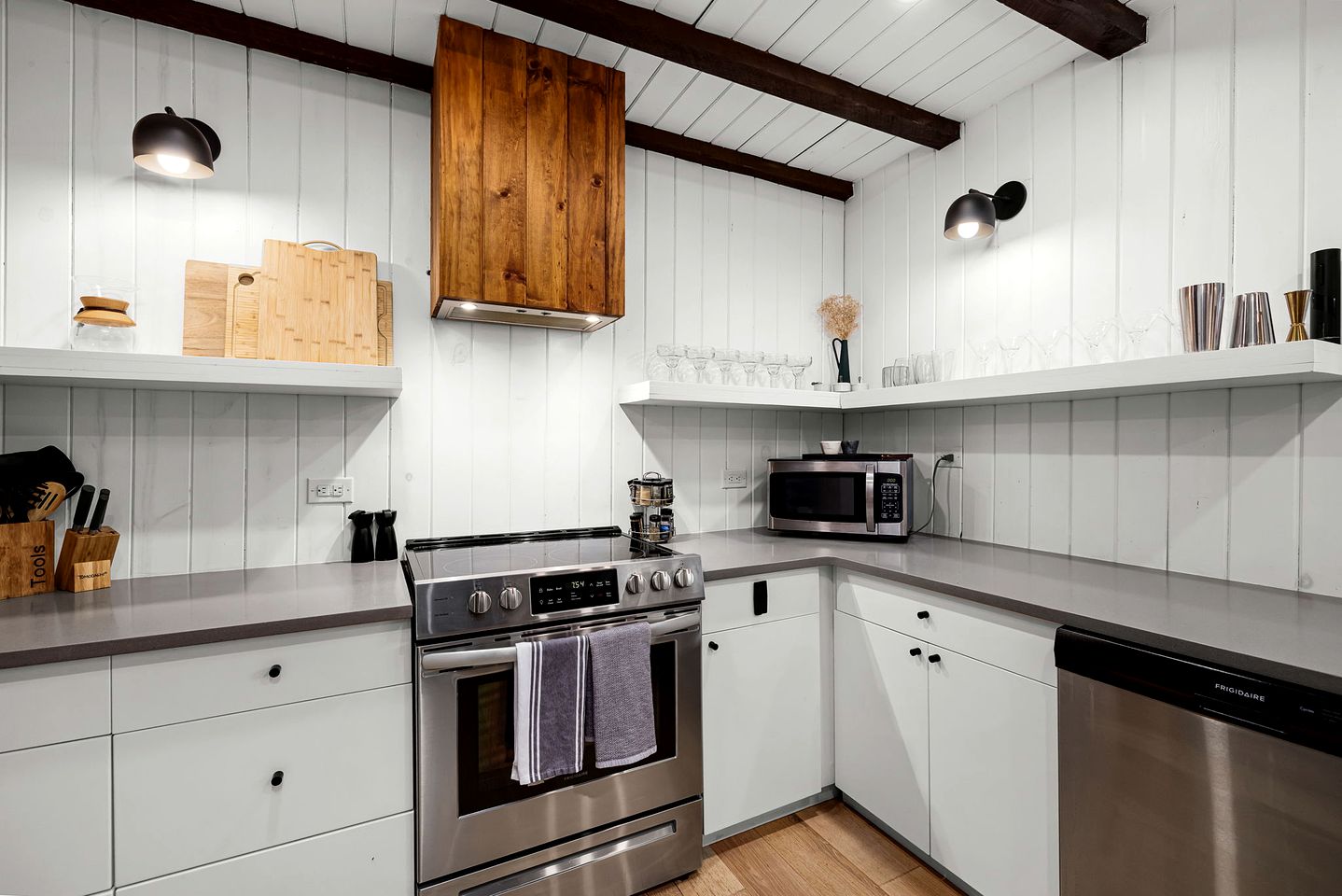 Spacious and Pet Friendly Log Cabin for Sixteen Guests in Fredericksburg, Texas