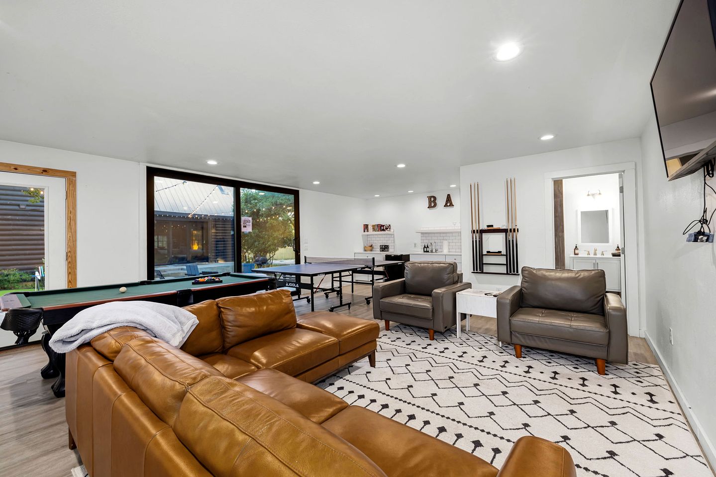 Spacious and Pet Friendly Log Cabin for Sixteen Guests in Fredericksburg, Texas