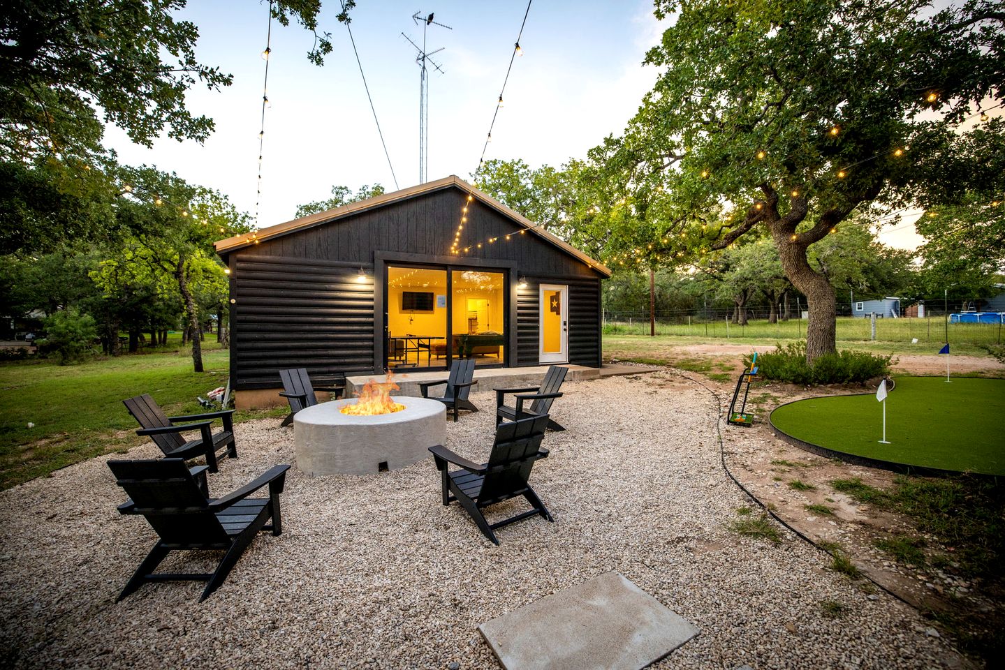 Spacious and Pet Friendly Log Cabin for Sixteen Guests in Fredericksburg, Texas