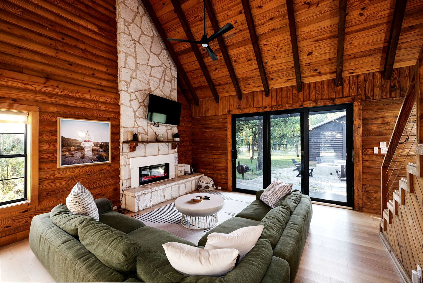 Spacious and Pet Friendly Log Cabin for Sixteen Guests in Fredericksburg, Texas