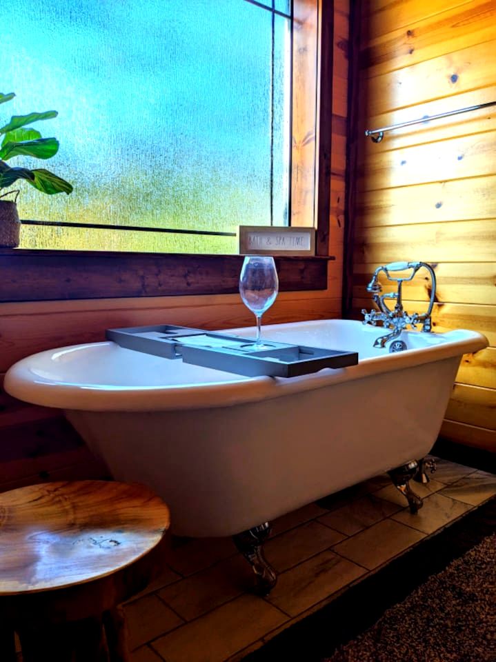 Spacious and Pet Friendly Rustic Lodge, Perfect for a Family Getaway to Broken Bow, OK