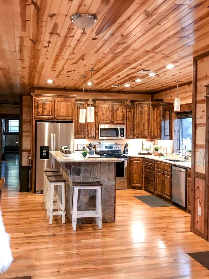 Spacious and Pet Friendly Rustic Lodge, Perfect for a Family Getaway to Broken Bow, OK