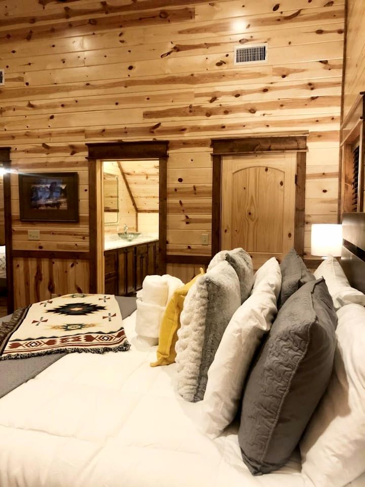 Spacious and Pet Friendly Rustic Lodge, Perfect for a Family Getaway to Broken Bow, OK