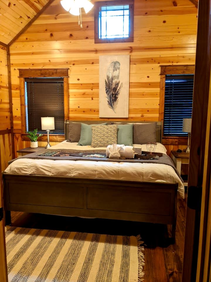 Spacious and Pet Friendly Rustic Lodge, Perfect for a Family Getaway to Broken Bow, OK
