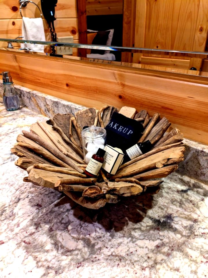 Spacious and Pet Friendly Rustic Lodge, Perfect for a Family Getaway to Broken Bow, OK